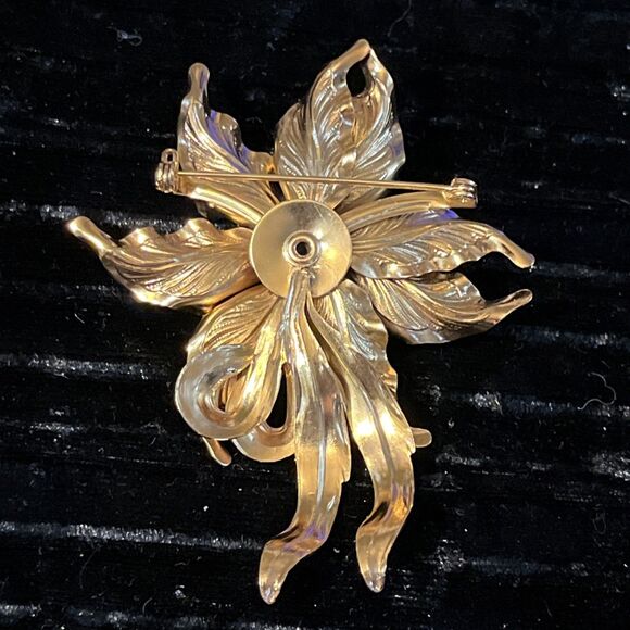 Vintage Goldtone Stylized Textured Flower Brooch W/ Genuine Cultured Pearl - Picture 6 of 7